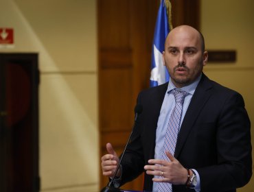 Caso de niños haitianos: Senador Longton acusa que el exdirector de Migraciones "no tenía las competencias para el cargo"