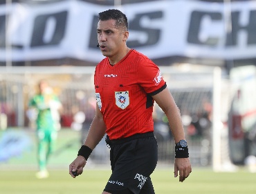 "Un espanto": Cristián Garay se llenó de críticas por arbitraje mundialista en Canadá