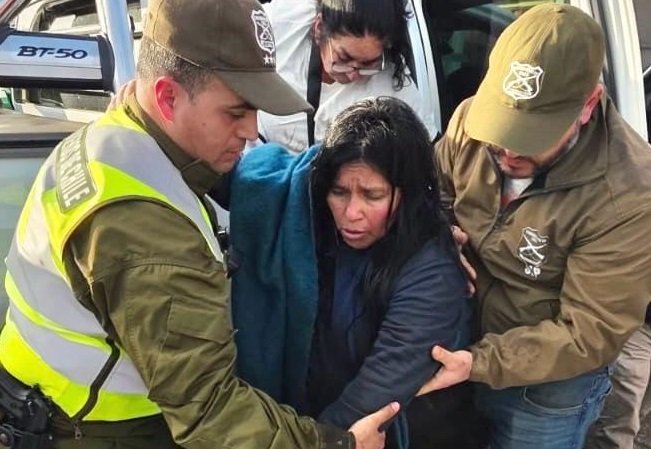 Mujer extraviada hace cinco días fue encontrada con vida en Quellón: se alimentó comiendo raíces y frutos silvestres