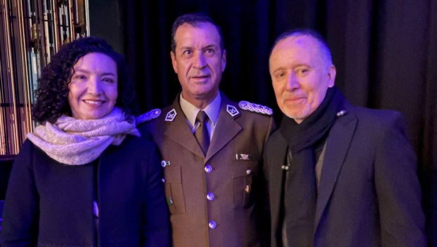 Miguel Tapia se presentó junto a la Small Band de Carabineros en Providencia