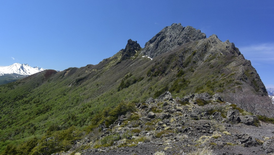 Buscan a turista extraviado durante excursión en el cerro Sarnoso de Puyehue