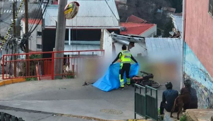 Ciclista fallece tras impactar contra barrera de contención en Valparaíso