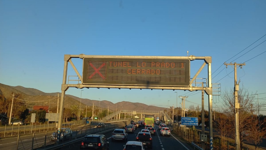 Suspenden tránsito en Túnel Lo Prado hacia Santiago por incendio de vehículo