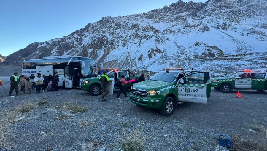Carabineros rescató a 42 turistas de Las Cabras tras quedar varados en la cuesta Caracoles en Los Andes