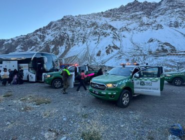 Carabineros rescató a 42 turistas de Las Cabras tras quedar varados en la cuesta Caracoles en Los Andes