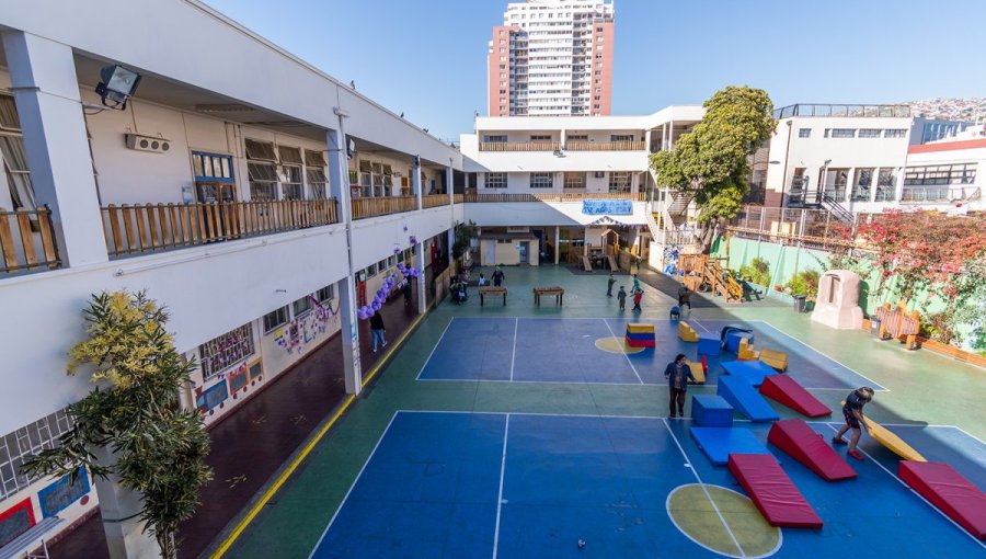 Trabajadores de la Escuela San Ignacio de Valparaíso critican cierre del establecimiento: “Nos fallaron a toda la comunidad”