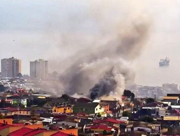 Incendio destruyó una vivienda de material ligero en el cerro Los Placeres de Valparaíso