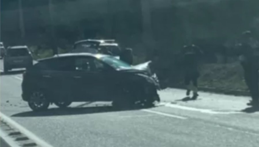 Colisión entre dos automóviles generó congestión vehicular en la ruta Las Palmas en Viña del Mar