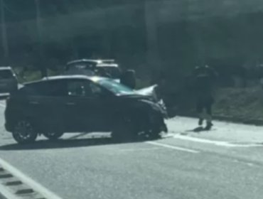 Colisión entre dos automóviles generó congestión vehicular en la ruta Las Palmas en Viña del Mar