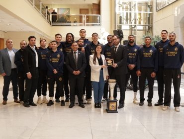 Los Leones de Quilpué fueron homenajeados en el Congreso tras obtener su tercera estrella en la Liga Nacional de Básquetbol