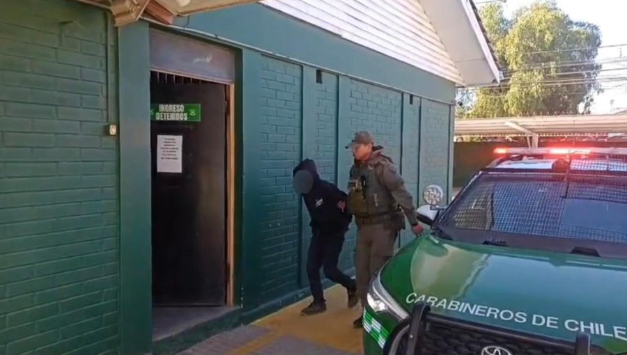 Carabineros de franco repelen encerrona en Maipú y detienen a dos menores con amplio prontuario