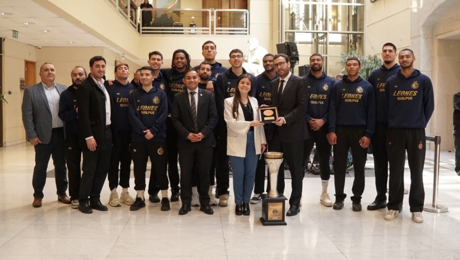 Los Leones de Quilpué fueron homenajeados en el Congreso tras obtener su tercera estrella en la Liga Nacional de Básquetbol