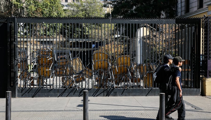 Duro revés a Ley Escuelas Protegidas: TC elimina revisión de mochilas sin orden fiscal