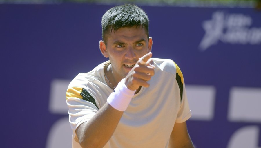 Tomás Barrios brilla ante un local y queda a un solo triunfo de clasificar al cuadro principal de Wimbledon