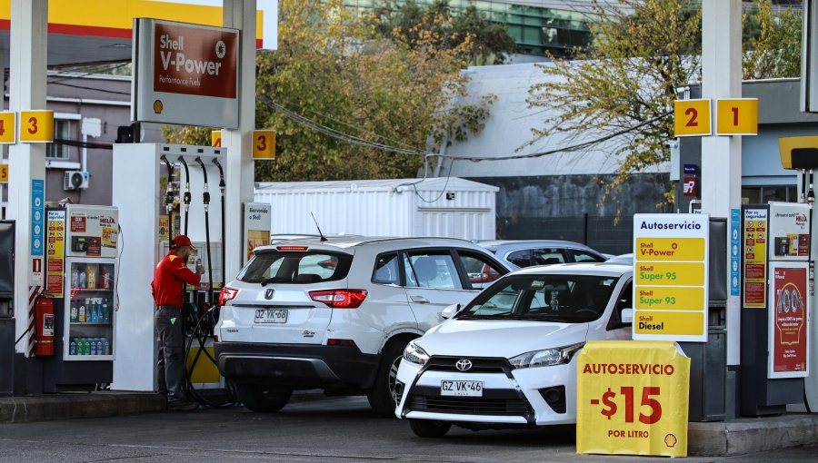 Hacienda anticipa nueva baja de más de $100 en combustibles por caída del petróleo