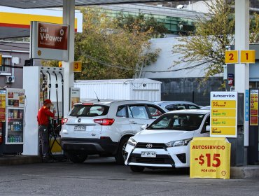 Hacienda anticipa nueva baja de más de $100 en combustibles por caída del petróleo