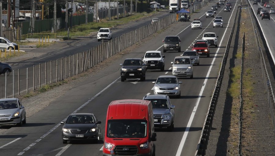 Proyectan la salida de más de 400 mil vehículos de la región Metropolitana por fin de semana largo