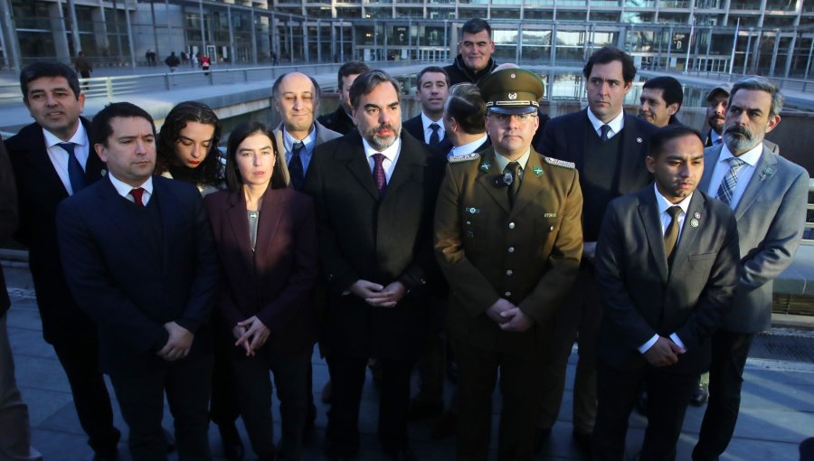 Con uniforme institucional y entre peticiones de indulto: Excapitán Carvajal se entrega para cumplir condena por trauma ocular