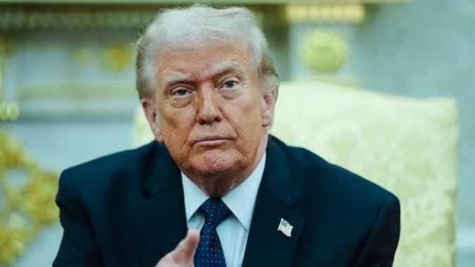 Trump acusa a Irán de "violación estúpida" del alto el fuego tras denunciar ataques a buques en el estrecho de Ormuz