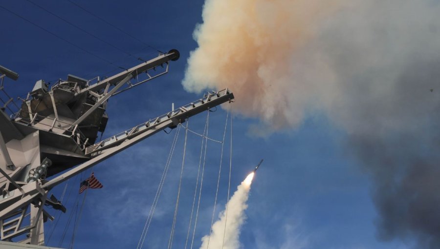 Estados Unidos bombardeó depósitos iraníes de misiles y drones en represalia al ataque de un buque en Ormuz