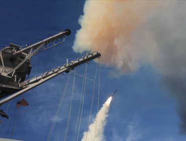 Estados Unidos bombardeó depósitos iraníes de misiles y drones en represalia al ataque de un buque en Ormuz