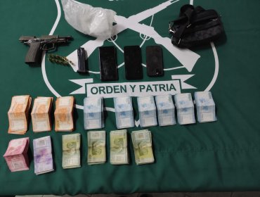 Persecución desde Quilicura a Providencia termina con dos detenidos, un arma y más de $4 millones incautados