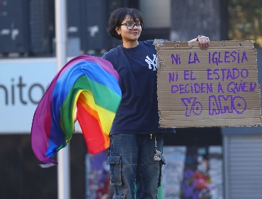 Masiva marcha del Orgullo reúne a miles de personas en Santiago
