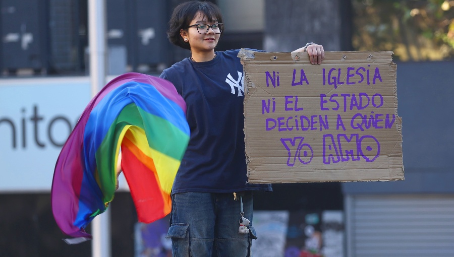Masiva marcha del Orgullo reúne a miles de personas en Santiago