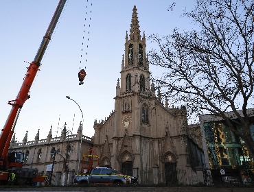 Viña del Mar: Retiran cruz de iglesia Los Carmelitas por riesgo tras sismo
