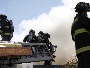 Investigan incendio intencional en Santiago: sospechan de expareja de la víctima