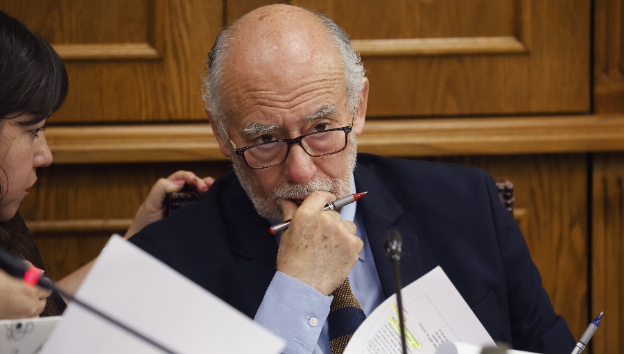 Senador Iván Flores advierte que el Gobierno deberá negociar la megarreforma norma por norma