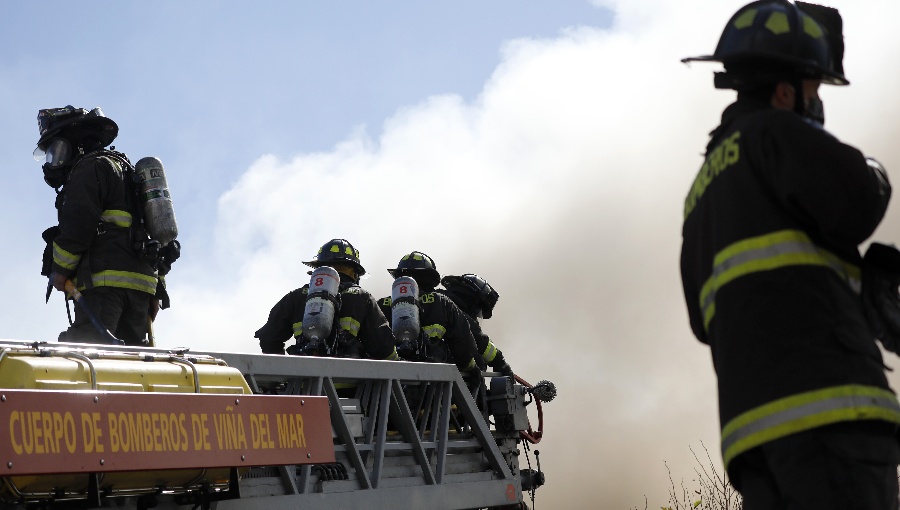 Investigan incendio intencional en Santiago: sospechan de expareja de la víctima