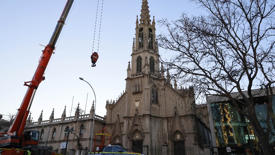 Viña del Mar: Retiran cruz de iglesia Los Carmelitas por riesgo tras sismo