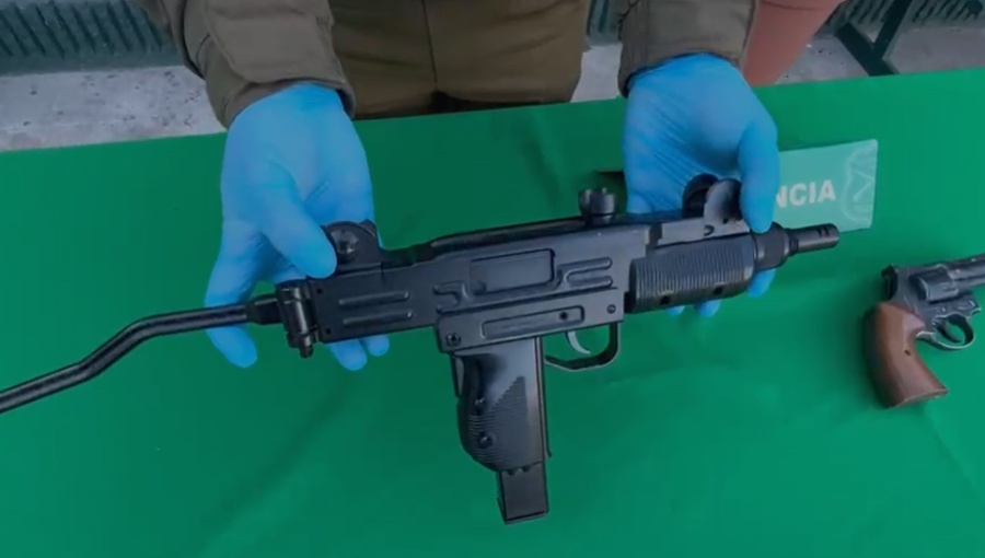 Detienen a dos adolescentes con armas a fogueo durante fiscalización en Quilicura