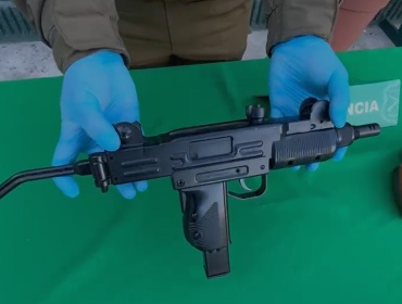 Detienen a dos adolescentes con armas a fogueo durante fiscalización en Quilicura