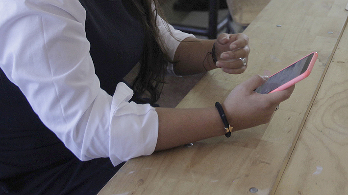 Profesores destacan avances en concentración y convivencia escolar a cuatro meses de la restricción de celulares