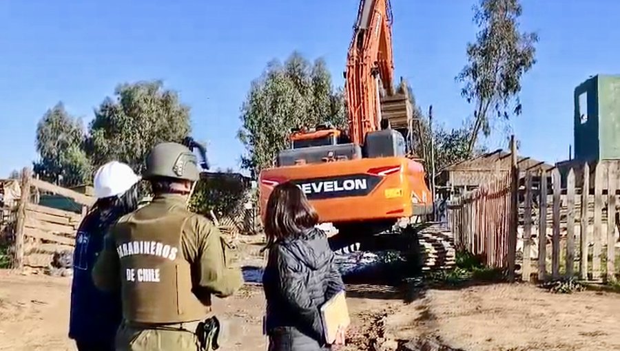 Carabineros destaca menor resistencia de pobladores al inicio de la segunda etapa del desalojo de la megatoma de San Antonio