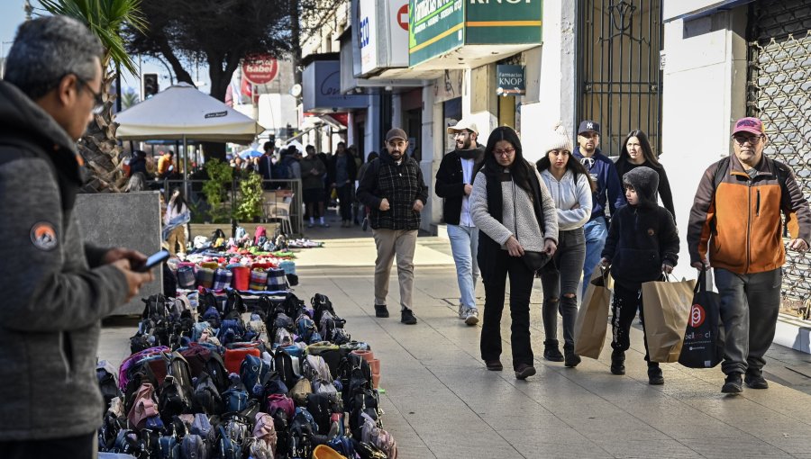Comerciantes de Viña del Mar reconocen que el desempleo se percibe a diario en el centro: "Se ve bastante gente buscando trabajo y no hay"