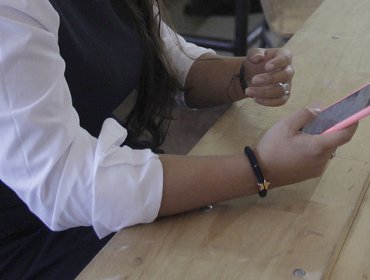 Profesores destacan avances en concentración y convivencia escolar a cuatro meses de la restricción de celulares