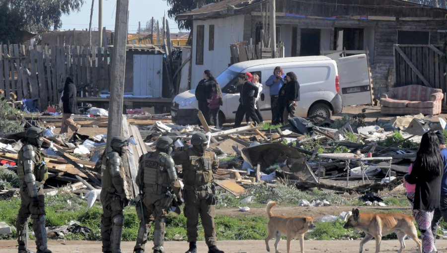 Mujer fue detenida por agredir y amenazar de muerte a Carabineros durante el operativo de desalojo de la megatoma en San Antonio