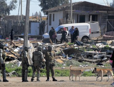 Mujer fue detenida por agredir y amenazar de muerte a Carabineros durante el operativo de desalojo de la megatoma en San Antonio