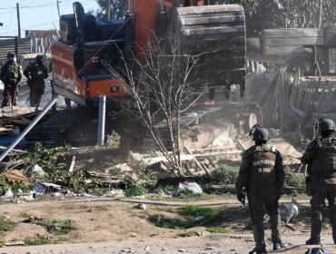 Desalojo de megatoma en San Antonio supera expectativas: recuperan 4,5 hectáreas y prevén "cierta resistencia" para la próxima semana