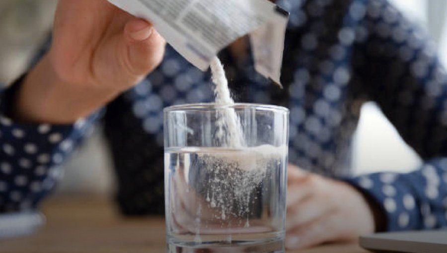 ISP advierte sobre riesgos a la salud por tutorial que mezcla antigripal con alcohol