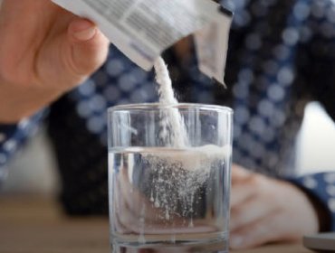 ISP advierte sobre riesgos a la salud por tutorial que mezcla antigripal con alcohol