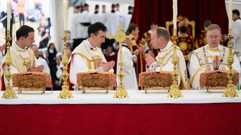 Vaticano excomulga a obispos rebeldes del grupo de los lefebvrianos y advierte de la misma pena a sus miles de seguidores