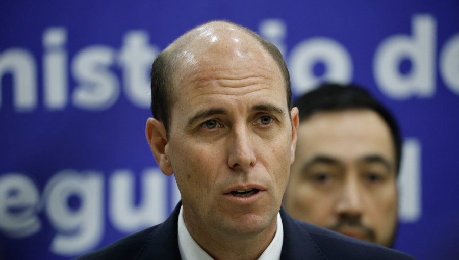 Ministro Arrau evitó emitir un "juicio de valor" sobre dictamen de Contraloría que determinó que Steinert excedió sus facultades