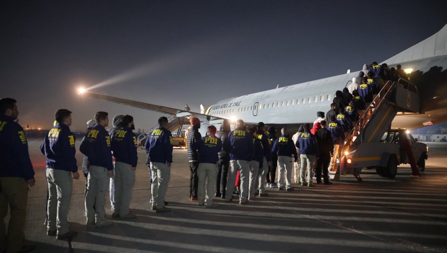 Concretan sexto vuelo de expulsión de migrantes en vuelo de la FACh: 37 colombianos y 8 dominicanos