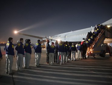 Concretan sexto vuelo de expulsión de migrantes en vuelo de la FACh: 37 colombianos y 8 dominicanos