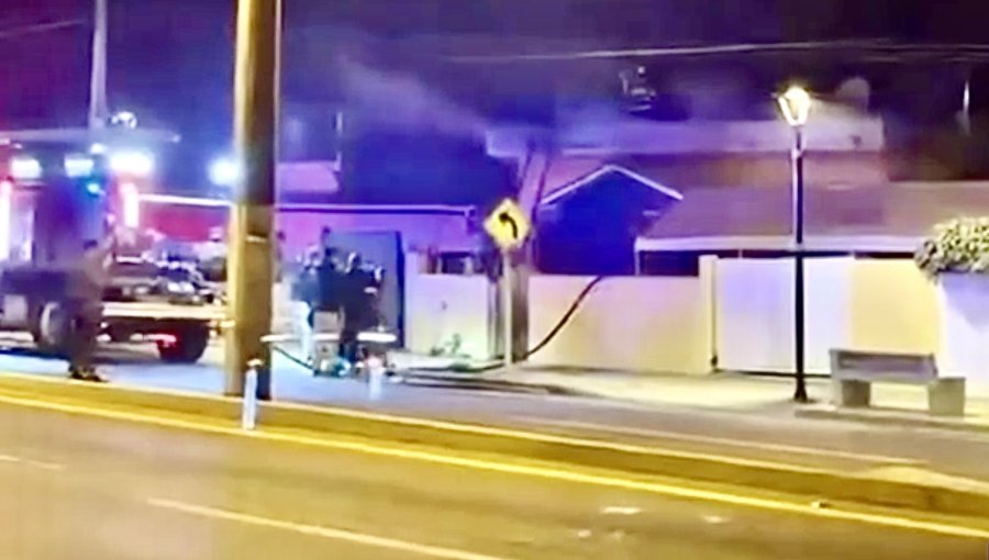 Bomberos rescatan a persona atrapada en incendio que afectó a una vivienda en El Tabo