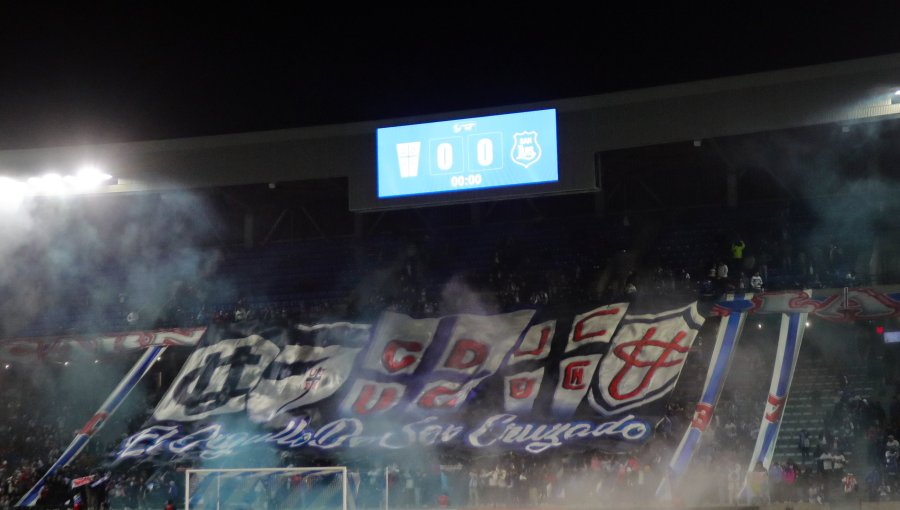 La UC aplica derecho de admisión por seis años a hincha que lanzó un objeto en el Claro Arena